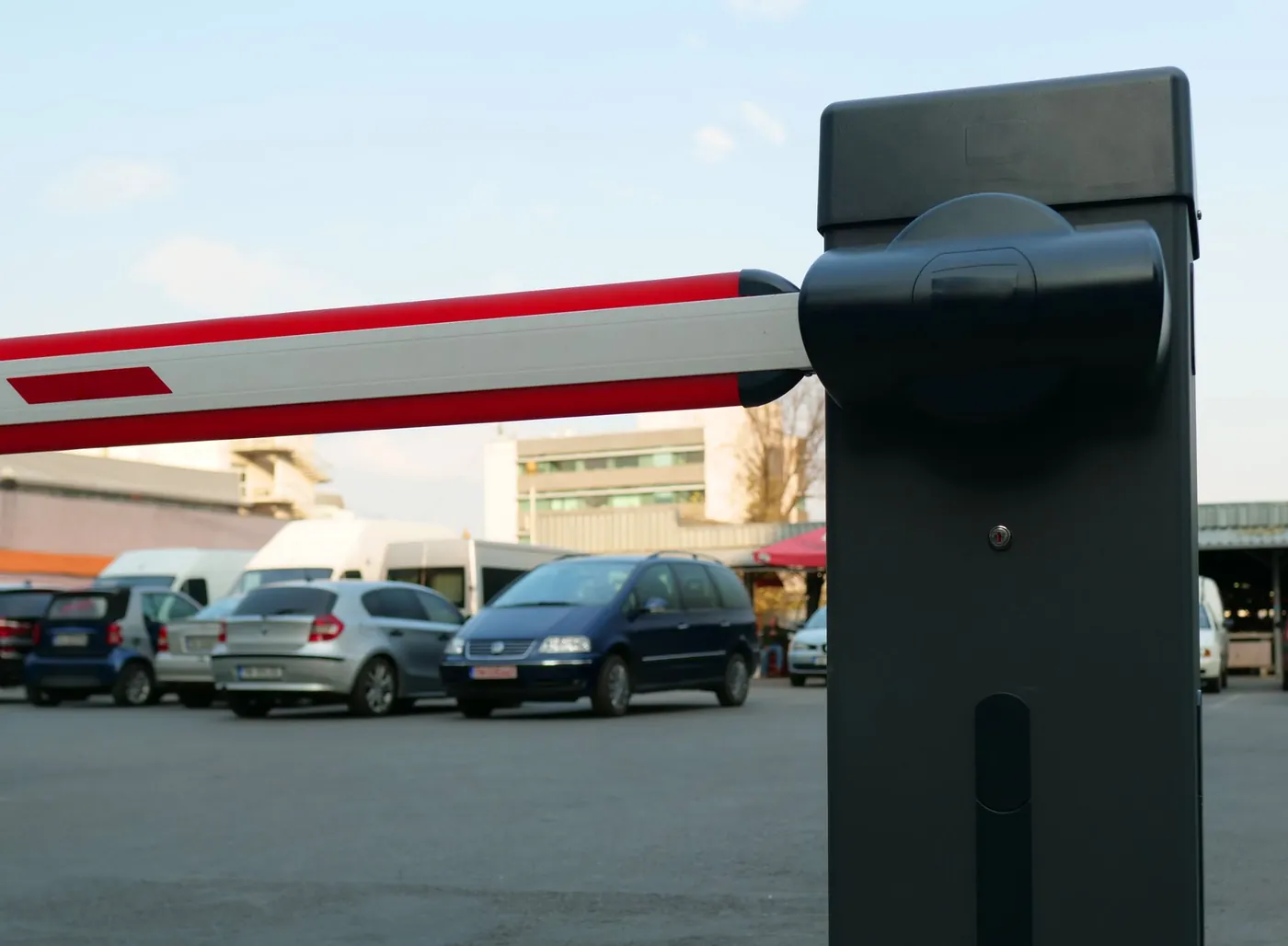 Otopark girişinde kollu bariyer - temsili görsel